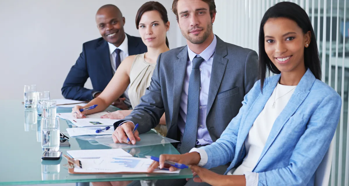 Reunião corporativa com participantes ao redor da mesa